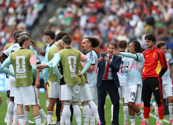 (260702) -- SEATTLE, July 2, 2026 -- Rudi Garcia, Belgium s head coach, speaks to Diego Moreira (3rd R) of Belgium during the round of 32 match between Belgium and Senegal at the 2026 FIFA World Cup, WM, Weltmeisterschaft, Fussball at Seattle Stadium in Seattle, the United States, July 1, 2026. ) (SP)U.S.-SEATTLE-FOOTBALL-FIFA WORLD CUP-ROUND OF 32-BEL VS SEN BaixXuefei 