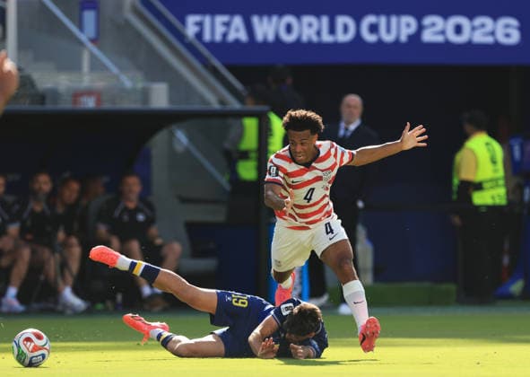 SANTA CLARA, CALIFORNIA - JULY 1: Tyler Adams of United States battles for the ball with Kerim AlajbegoviÄ‡ of Bosnia and Herzegovina during the FIFA World Cup, WM, Weltmeisterschaft, Fussball 2026 Round Of 32 match between USA and Bosnia and Herzegovina at San Francisco Bay Area Stadium on July 1, 2026 in Santa Clara, United States.  Copyright: xMBxMediax