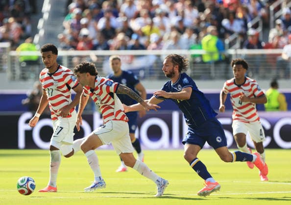 SANTA CLARA, CALIFORNIA - JULY 1: Christian Pulisic of United States in possession whilst under pressure from Ivan Å unjiÄ‡ of Bosnia and Herzegovina during the FIFA World Cup, WM, Weltmeisterschaft, Fussball 2026 Round Of 32 match between USA and Bosnia and Herzegovina at San Francisco Bay Area Stadium on July 1, 2026 in Santa Clara, United States.  Copyright: xMBxMediax