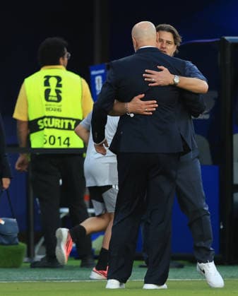 SANTA CLARA, CALIFORNIA - JULY 1: United States Head Coach Mauricio Pochettino hugs Bosnia and Herzegovina Head Coach Sergej Barbarez after the FIFA World Cup, WM, Weltmeisterschaft, Fussball 2026 Round Of 32 match between USA and Bosnia and Herzegovina at San Francisco Bay Area Stadium on July 1, 2026 in Santa Clara, United States.  Copyright: xMBxMediax
