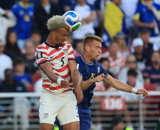 SANTA CLARA, CALIFORNIA - JULY 1: Antonee Robinson of United States battles for the header with Amar MemiÄ‡ of Bosnia and Herzegovina during the FIFA World Cup, WM, Weltmeisterschaft, Fussball 2026 Round Of 32 match between USA and Bosnia and Herzegovina at San Francisco Bay Area Stadium on July 1, 2026 in Santa Clara, United States.  Copyright: xMBxMediax