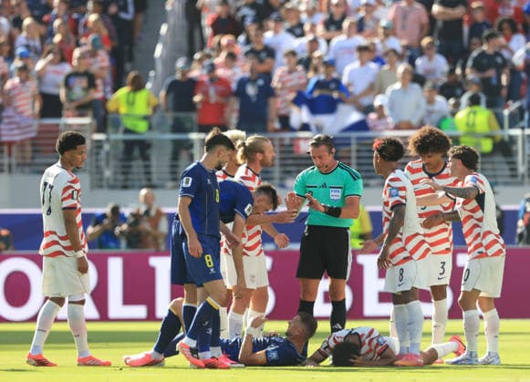 SANTA CLARA, CALIFORNIA - JULY 1: Referee Raphael Claus checks on Tyler Adams of United States and Edin DÅ¾eko of Bosnia and Herzegovina during the FIFA World Cup, WM, Weltmeisterschaft, Fussball 2026 Round Of 32 match between USA and Bosnia and Herzegovina at San Francisco Bay Area Stadium on July 1, 2026 in Santa Clara, United States.  Copyright: xMBxMediax