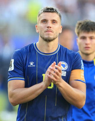 SANTA CLARA, CALIFORNIA - JULY 1: Ermedin DemiroviÄ‡ of Bosnia and Herzegovina applauds the fans after the FIFA World Cup, WM, Weltmeisterschaft, Fussball 2026 Round Of 32 match between USA and Bosnia and Herzegovina at San Francisco Bay Area Stadium on July 1, 2026 in Santa Clara, United States.  Copyright: xMBxMediax