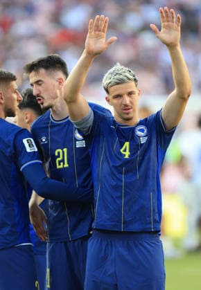 SANTA CLARA, CALIFORNIA - JULY 1: Tarik MuharemoviÄ‡ of Bosnia and Herzegovina waves to the fans after the FIFA World Cup, WM, Weltmeisterschaft, Fussball 2026 Round Of 32 match between USA and Bosnia and Herzegovina at San Francisco Bay Area Stadium on July 1, 2026 in Santa Clara, United States.  Copyright: xMBxMediax