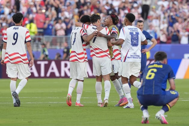 US players celebrate at the end the FIFA World Cup, WM, Weltmeisterschaft, Fussball 2026 Round of 32 match United States against Bosnia and Herzegovina at Levi s Stadium in Santa Clara, United States, 01 July 2026. FIFA WORLD CUP 2026 - Round of 32 - United States vs Bosnia and Herzegovina !ACHTUNG: NUR REDAKTIONELLE NUTZUNG!  Copyright: xOmarxAlonsox GR4067 20260702-55020771452_1