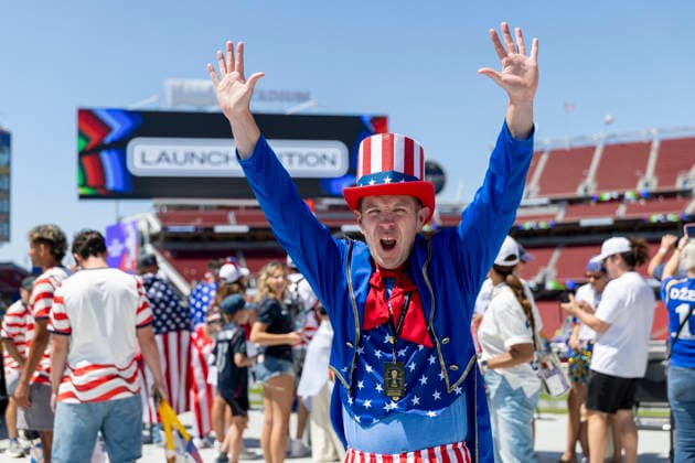 SANTA CLARA, CA - JULY 01: A USA fan dressed as Uncle Sam before the FIFA World Cup, WM, Weltmeisterschaft, Fussball round of 32 match between the United States (USA) and Bosnia and Herzegovina on July 1, 2026 at San Francisco Bay Area Stadium in Santa Clara, CA. (Photo by Bob Kupbens Icon Sportswire) SOCCER: JUL 01 FIFA World Cup 26 Round of 32 - USA v Bosnia and Herzegovina EDITORIAL USE ONLY Icon260701038