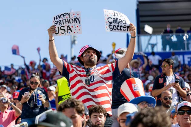 SANTA CLARA, CA - JULY 01: A USA fan gets ready before the FIFA World Cup, WM, Weltmeisterschaft, Fussball round of 32 match between the United States (USA) and Bosnia and Herzegovina on July 1, 2026 at San Francisco Bay Area Stadium in Santa Clara, CA. (Photo by Bob Kupbens Icon Sportswire) SOCCER: JUL 01 FIFA World Cup 26 Round of 32 - USA v Bosnia and Herzegovina EDITORIAL USE ONLY Icon260701039