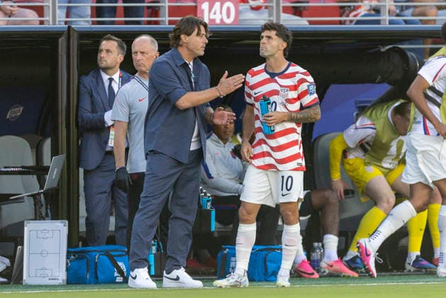 SANTA CLARA, CA - JULY 01: Mauricio Pochettino of United States of America talks to Christian Pulisic 10 of United States of America at a break during the FIFA World Cup, WM, Weltmeisterschaft, Fussball round of 32 match between the United States (USA) and Bosnia and Herzegovina on July 1, 2026 at San Francisco Bay Area Stadium in Santa Clara, CA. (Photo by Bob Kupbens Icon Sportswire) SOCCER: JUL 01 FIFA World Cup 26 Round of 32 - USA v Bosnia and Herzegovina EDITORIAL USE ONLY Icon260701041