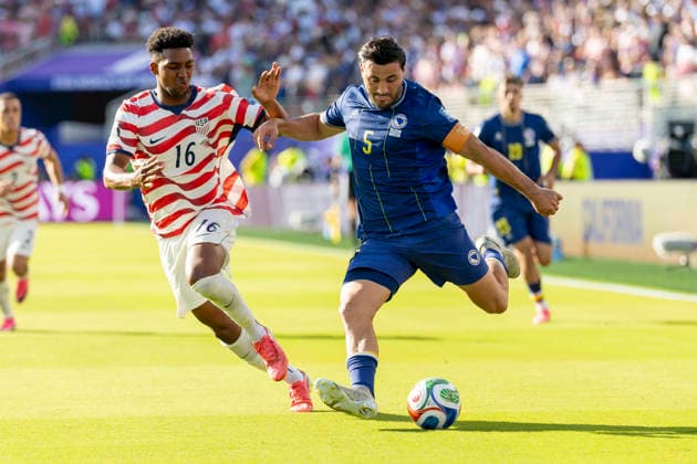 SANTA CLARA, CA - JULY 01: Sead Kolasinac 5 of Bosnia and Herzegovina crosses the ball during the FIFA World Cup, WM, Weltmeisterschaft, Fussball round of 32 match between the United States (USA) and Bosnia and Herzegovina on July 1, 2026 at San Francisco Bay Area Stadium in Santa Clara, CA. (Photo by Bob Kupbens Icon Sportswire) SOCCER: JUL 01 FIFA World Cup 26 Round of 32 - USA v Bosnia and Herzegovina EDITORIAL USE ONLY Icon260701044