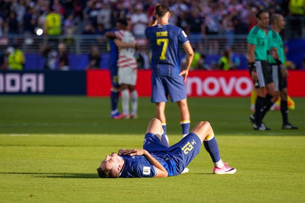 USA: Fußball FIFA World Cup, WM, Weltmeisterschaft, Fussball 2026, Sechzehntelfinale - USA vs Bosnien - Herzegowina im Levi™s Stadium (Santa Clara, San Francisco Bay Area, Kalifornien): Bosnien verliert und scheidet damit aus der WM aus - Enttäuschung bei Stjepan RadeljiÄ‡ Stjepan Radeljic (Bosnien und Herzegowina 21) *** USA Soccer FIFA World Cup 2026, Round of 32: USA vs. Bosnia and Herzegovina at Levi’s Stadium in Santa Clara, San Francisco Bay Area, California. Bosnia loses and is thus eliminated from the World Cup. Disappointment for Stjepan Radeljic. Stjepan Radeljic, Bosnia and Herzegovina 21 Copyright: xJOERANxSTEINSIEKx