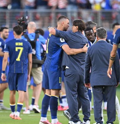 USA v Bosnia and Herzegovina - FIFA World Cup, WM, Weltmeisterschaft, Fussball 2026 - Round of 32 SANTA CLARA, CALIFORNIA - JULY 1: Edin Dzeko of Bosnia and Herzegovina greets head coach of USA Mauricio Pochettino after the 2026 FIFA World Cup Round of 32 match between USA vs Bosnia and Herzegovina at the San Francisco Stadium (Levi s Stadium) in Santa Clara, California, United States on July 1, 2026. Tayfun Coskun Anadolu California United States. Editorial use only. Please get in touch for any other usage.  Copyright: x2026xAnadoluxTayfunxCoskunx