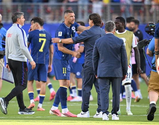 USA v Bosnia and Herzegovina - FIFA World Cup, WM, Weltmeisterschaft, Fussball 2026 - Round of 32 SANTA CLARA, CALIFORNIA - JULY 1: Edin Dzeko of Bosnia and Herzegovina greets head coach of USA Mauricio Pochettino after the 2026 FIFA World Cup Round of 32 match between USA vs Bosnia and Herzegovina at the San Francisco Stadium (Levi s Stadium) in Santa Clara, California, United States on July 1, 2026. Tayfun Coskun Anadolu California United States. Editorial use only. Please get in touch for any other usage.  Copyright: x2026xAnadoluxTayfunxCoskunx