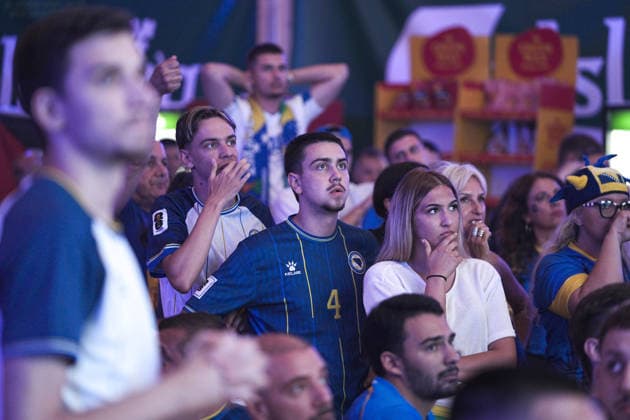 Fans in Sarajevo support their national team, Nationalteam at the World Cup SARAJEVO, BOSNIA AND HERZEGOVINA - JULY 02: Fans wearing jerseys watch the 2026 FIFA World Cup, WM, Weltmeisterschaft, Fussball Round of 32 match between USA vs Bosnia and Herzegovina gathering in fan zones, restaurants and outdoors despite the match starting at two in the morning in Sarajevo, Bosnia and Herzegovina, on July 02, 2026. The Bosnia and Herzegovina national team s performance ended in a 0-2 defeat to the tournament hosts, the United States. Samir Jordamovic Anadolu Sarajevo Bosnia and Herzegovina. Editorial use only. Please get in touch for any other usage.  Copyright: x2026xAnadoluxSamirxJordamovicx