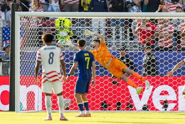 SANTA CLARA, CA - JULY 01: Nikola Vasilj 1 of Bosnia and Herzegovina lets the ball get past him from the free kick of Malik Tillman 17 of United States of America making it 2-0 during the FIFA World Cup, WM, Weltmeisterschaft, Fussball round of 32 match between the United States (USA) and Bosnia and Herzegovina on July 1, 2026 at San Francisco Bay Area Stadium in Santa Clara, CA. (Photo by Bob Kupbens Icon Sportswire) SOCCER: JUL 01 FIFA World Cup 26 Round of 32 - USA v Bosnia and Herzegovina EDITORIAL USE ONLY Icon260701056