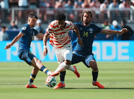 (260702) -- SAN FRANCISCO, July 2, 2026 -- Malik Tillman (C) of the United States vies for the ball during the round of 32 match between the United States and Bosnia and Herzegovina at the 2026 FIFA World Cup, WM, Weltmeisterschaft, Fussball at San Francisco Bay Area Stadium in San Francisco, the United States, July 1, 2026. ) (SP)U.S.-SAN FRANCISCO-FOOTBALL-FIFA WORLD CUP-ROUND OF 32-USA VS BIH XuxChang 