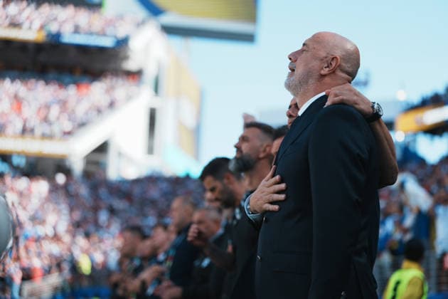(260702) -- SAN FRANCISCO, July 2, 2026 -- Head coach Sergej Barbarez (front) of Bosnia and Herzegovina sings the national anthem before the round of 32 match between the United States and Bosnia and Herzegovina at the 2026 FIFA World Cup, WM, Weltmeisterschaft, Fussball at San Francisco Bay Area Stadium in San Francisco, the United States, July 1, 2026. ) (SP)U.S.-SAN FRANCISCO-FOOTBALL-FIFA WORLD CUP-ROUND OF 32-USA VS BIH XuxChang 