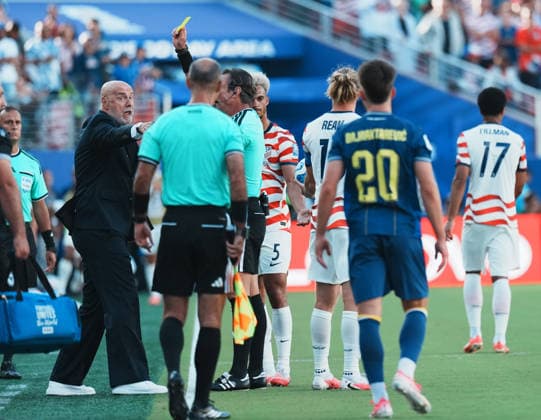 (260702) -- SAN FRANCISCO, July 2, 2026 -- Referee shows a yellow card to Sergej Barbarez, head coach of Bosnia and Herzegovina, during the round of 32 match between the United States and Bosnia and Herzegovina at the 2026 FIFA World Cup, WM, Weltmeisterschaft, Fussball at San Francisco Bay Area Stadium in San Francisco, the United States, July 1, 2026. ) (SP)U.S.-SAN FRANCISCO-FOOTBALL-FIFA WORLD CUP-ROUND OF 32-USA VS BIH XuxChang 