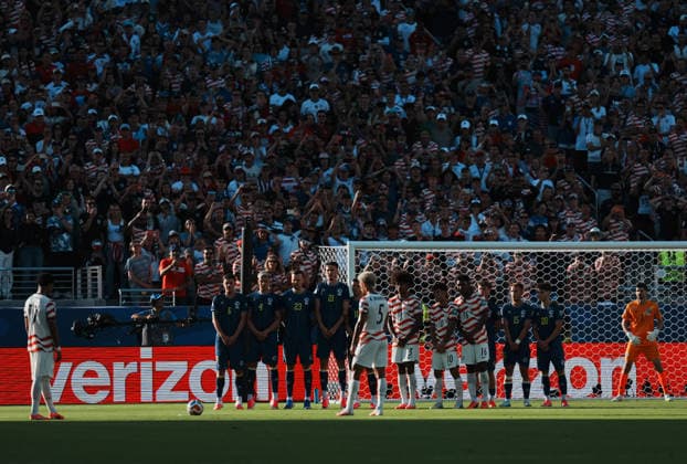 (260702) -- SAN FRANCISCO, July 2, 2026 -- Malik Tillman (1st L) of the United States prepares to take a free kick during the round of 32 match between the United States and Bosnia and Herzegovina at the 2026 FIFA World Cup, WM, Weltmeisterschaft, Fussball at San Francisco Bay Area Stadium in San Francisco, the United States, July 1, 2026. ) (SP)U.S.-SAN FRANCISCO-FOOTBALL-FIFA WORLD CUP-ROUND OF 32-USA VS BIH XuxChang 
