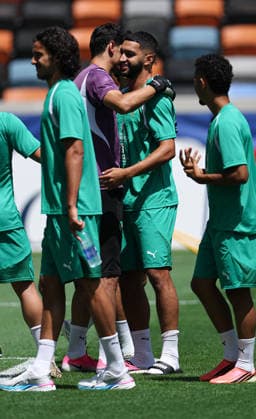 (260702) -- HOUSTON, July 2, 2026 -- Morocco s goalkeeper Yassine Bounou (2nd L) hugs Ismael Saibari during a training session ahead of the round of 16 match between Canada and Morocco at the 2026 FIFA World Cup, WM, Weltmeisterschaft, Fussball in Houston, the United States, July 1, 2026. ) (SP)U.S.-HOUSTON-FOOTBALL-FIFA WORLD CUP-TRAINING-MOROCCO LixMing 