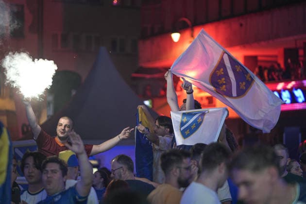 Fans in Sarajevo support their national team, Nationalteam at the World Cup SARAJEVO, BOSNIA AND HERZEGOVINA - JULY 02: Fans wearing jerseys watch the 2026 FIFA World Cup, WM, Weltmeisterschaft, Fussball Round of 32 match between USA vs Bosnia and Herzegovina gathering in fan zones, restaurants and outdoors despite the match starting at two in the morning in Sarajevo, Bosnia and Herzegovina, on July 02, 2026. The Bosnia and Herzegovina national team s performance ended in a 0-2 defeat to the tournament hosts, the United States. Samir Jordamovic Anadolu Sarajevo Bosnia and Herzegovina. Editorial use only. Please get in touch for any other usage.  Copyright: x2026xAnadoluxSamirxJordamovicx