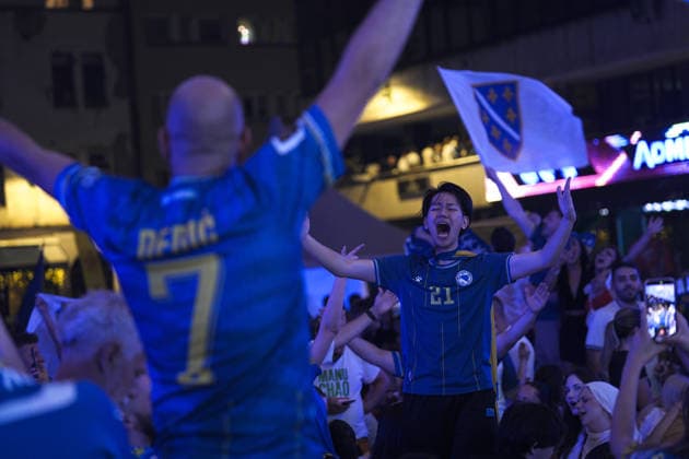 Fans in Sarajevo support their national team, Nationalteam at the World Cup SARAJEVO, BOSNIA AND HERZEGOVINA - JULY 02: Fans wearing jerseys watch the 2026 FIFA World Cup, WM, Weltmeisterschaft, Fussball Round of 32 match between USA vs Bosnia and Herzegovina gathering in fan zones, restaurants and outdoors despite the match starting at two in the morning in Sarajevo, Bosnia and Herzegovina, on July 02, 2026. The Bosnia and Herzegovina national team s performance ended in a 0-2 defeat to the tournament hosts, the United States. Samir Jordamovic Anadolu Sarajevo Bosnia and Herzegovina. Editorial use only. Please get in touch for any other usage.  Copyright: x2026xAnadoluxSamirxJordamovicx