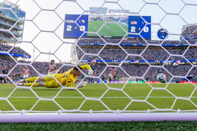 SANTA CLARA, CA - JULY 01: Matt Freese 24 of United States of America reaches for a ball during the FIFA World Cup, WM, Weltmeisterschaft, Fussball round of 32 match between the United States (USA) and Bosnia and Herzegovina on July 1, 2026 at San Francisco Bay Area Stadium in Santa Clara, CA. (Photo by Bob Kupbens Icon Sportswire) SOCCER: JUL 01 FIFA World Cup 26 Round of 32 - USA v Bosnia and Herzegovina EDITORIAL USE ONLY Icon260701063