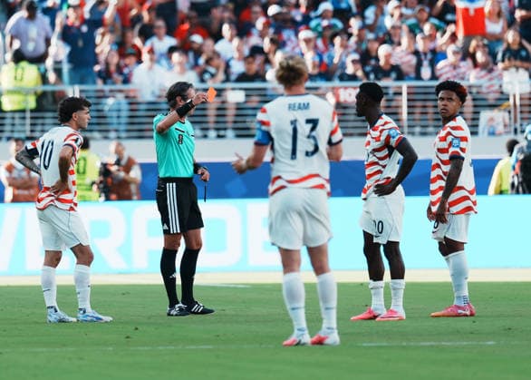 (260702) -- SAN FRANCISCO, July 2, 2026 -- Referee shows a red card to Folarin Balogun (2nd R) of the United States during the round of 32 match between the United States and Bosnia and Herzegovina at the 2026 FIFA World Cup, WM, Weltmeisterschaft, Fussball at San Francisco Bay Area Stadium in San Francisco, the United States, July 1, 2026. ) (SP)U.S.-SAN FRANCISCO-FOOTBALL-FIFA WORLD CUP-ROUND OF 32-USA VS BIH XuxChang 