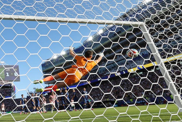 (260702) -- SAN FRANCISCO, July 2, 2026 -- Nikola Vasilj, goalkeeper of Bosnia and Herzegovina, fails to save the goal by Malik Tillman of the United States during the round of 32 match between the United States and Bosnia and Herzegovina at the 2026 FIFA World Cup, WM, Weltmeisterschaft, Fussball at San Francisco Bay Area Stadium in San Francisco, the United States, July 1, 2026. ) (SP)U.S.-SAN FRANCISCO-FOOTBALL-FIFA WORLD CUP-ROUND OF 32-USA VS BIH CaoxCan 