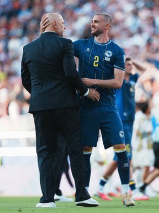 (260702) -- SAN FRANCISCO, July 2, 2026 -- Nihad Mujakic (R) of Bosnia and Herzegovina and team s head coach Sergej Barbarez react after losing the round of 32 match between the United States and Bosnia and Herzegovina at the 2026 FIFA World Cup, WM, Weltmeisterschaft, Fussball at San Francisco Bay Area Stadium in San Francisco, the United States, July 1, 2026. ) (SP)U.S.-SAN FRANCISCO-FOOTBALL-FIFA WORLD CUP-ROUND OF 32-USA VS BIH XuxChang 