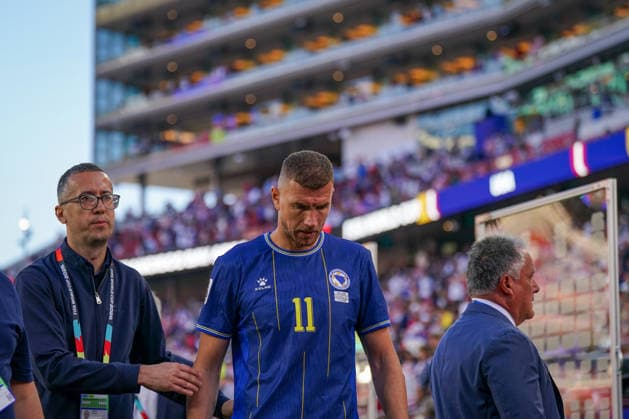 USA: Fußball FIFA World Cup, WM, Weltmeisterschaft, Fussball 2026, Sechzehntelfinale - USA vs Bosnien - Herzegowina im Levi™s Stadium (Santa Clara, San Francisco Bay Area, Kalifornien): Bosnien verliert und scheidet damit aus der WM aus - Enttäuschung bei Edin DÅ¾eko Edin Dzeko (Bosnien und Herzegowina 11) *** USA Soccer 2026 FIFA World Cup, Round of 32: USA vs. Bosnia and Herzegovina at Levi’s Stadium in Santa Clara, San Francisco Bay Area, California. Bosnia loses and is eliminated from the World Cup. Disappointment for Edin Džeko. Edin Džeko, Bosnia and Herzegovina 11 Copyright: xJOERANxSTEINSIEKx
