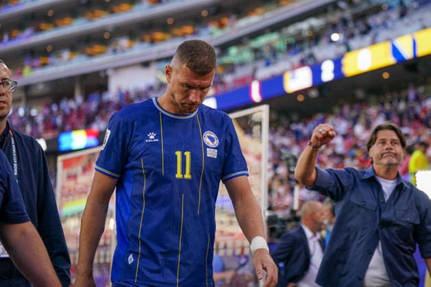 USA: Fußball FIFA World Cup, WM, Weltmeisterschaft, Fussball 2026, Sechzehntelfinale - USA vs Bosnien - Herzegowina im Levi™s Stadium (Santa Clara, San Francisco Bay Area, Kalifornien): Bosnien verliert und scheidet damit aus der WM aus - Enttäuschung bei Edin DÅ¾eko Edin Dzeko (Bosnien und Herzegowina 11) im Hintergrund feiert Mauricio Pochettino (Trainer, USA) *** USA Soccer 2026 FIFA World Cup, Round of 32: USA vs. Bosnia and Herzegovina at Levi’s Stadium in Santa Clara, San Francisco Bay Area, California. Bosnia loses and is thus eliminated from the World Cup. Disappointment on the face of Edin Džeko. Edin Džeko, Bosnia and Herzegovina 11. In the background, coach Mauricio Pochettino celebrates. USA Copyright: xJOERANxSTEINSIEKx