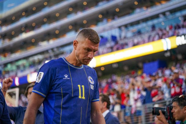 USA: Fußball FIFA World Cup, WM, Weltmeisterschaft, Fussball 2026, Sechzehntelfinale - USA vs Bosnien - Herzegowina im Levi™s Stadium (Santa Clara, San Francisco Bay Area, Kalifornien): Bosnien verliert und scheidet damit aus der WM aus - Enttäuschung bei Edin DÅ¾eko Edin Dzeko (Bosnien und Herzegowina 11) *** USA Soccer FIFA World Cup 2026, Round of 32: USA vs. Bosnia and Herzegovina at Levi’s Stadium in Santa Clara, San Francisco Bay Area, California. Bosnia loses and is eliminated from the World Cup. Disappointment for Edin Džeko. Edin Džeko, Bosnia and Herzegovina 11 Copyright: xJOERANxSTEINSIEKx