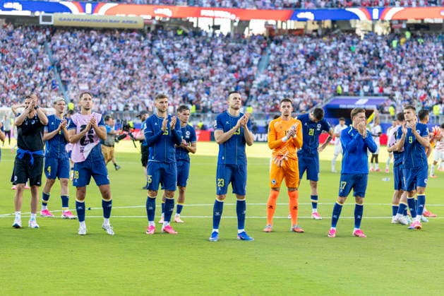SANTA CLARA, CA - JULY 01: Bosnia and Herzegovina players applaud the crowd after the FIFA World Cup, WM, Weltmeisterschaft, Fussball round of 32 match between the United States (USA) and Bosnia and Herzegovina on July 1, 2026 at San Francisco Bay Area Stadium in Santa Clara, CA. (Photo by Bob Kupbens Icon Sportswire) SOCCER: JUL 01 FIFA World Cup 26 Round of 32 - USA v Bosnia and Herzegovina EDITORIAL USE ONLY Icon260701072