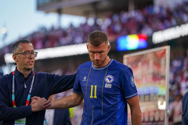 USA: Fußball FIFA World Cup, WM, Weltmeisterschaft, Fussball 2026, Sechzehntelfinale - USA vs Bosnien - Herzegowina im Levi™s Stadium (Santa Clara, San Francisco Bay Area, Kalifornien): Bosnien verliert und scheidet damit aus der WM aus - Enttäuschung bei Edin DÅ¾eko Edin Dzeko (Bosnien und Herzegowina 11) *** USA Soccer FIFA World Cup 2026, Round of 32: USA vs. Bosnia and Herzegovina at Levi’s Stadium in Santa Clara, San Francisco Bay Area, California. Bosnia loses and is eliminated from the World Cup. Disappointment for Edin Džeko. Edin Džeko, Bosnia and Herzegovina 11 Copyright: xJOERANxSTEINSIEKx