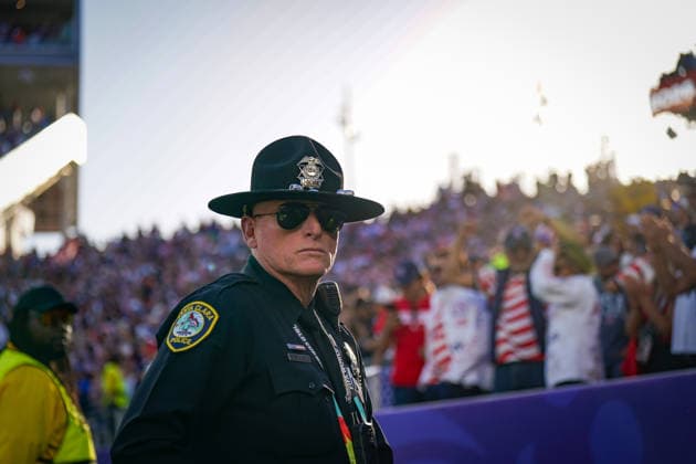 USA: Fußball FIFA World Cup, WM, Weltmeisterschaft, Fussball 2026, Sechzehntelfinale - USA vs Bosnien - Herzegowina im Levi™s Stadium (Santa Clara, San Francisco Bay Area, Kalifornien): Porträt eines Polizeibeamten der Santa Clara Police am Spielfeldrand während eines Spiels der FIFA Fußball-Weltmeisterschaft 2026 im Levi™s Stadium. Im Hintergrund feiern US-Fans auf der Tribüne. Sicherheitskonzept, Polizei, Ordnungskräfte, Einsatz, Security, Porträt, Sonnenbrille, Uniform, Bodycam, Funkgerät, Zuschauer, Fans, Tribüne, Stadion, Sportveranstaltung, Spielbetrieb. *** USA Soccer FIFA World Cup 2026, Round of 32: USA vs. Bosnia and Herzegovina at Levi’s Stadium in Santa Clara, San Francisco Bay Area, California. Portrait of a Santa Clara Police Department officer on the sidelines during a 2026 FIFA World Cup soccer match at Levi’s Stadium. In the background, U.S. fans celebrate in the stands. Security plan, police, law enforcement, operation, security, portrait, sunglasses, uniform, body camera, radio, spectators, fans, stands, stadium, sporting event, match operations Copyright: xJOERANxSTEINSIEKx