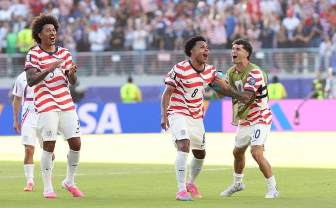 . - United States Of America v Bosnia and Herzegovina, FIFA World Cup, WM, Weltmeisterschaft, Fussball 2026, Round Of 32, Levi Stadium, San Francisco Stadium, Santa Clara, California, USA, 1st July 2026. DC Photos Crystal Pix Chris Richards, Weston McKennie & Christian Pulisic of United States men s national soccer team celebrate the 2-0 victory at the full time whistle. - United States Of America v Bosnia and Herzegovina, FiFA World Cup 2026, Round Of 32, Levi Stadium, San Francisco Stadium, Santa Clara, California, USA, 1st July 2026. DC Photos Crystal Pix Santa Clara San Francisco Stadium United States Of America Copyright: xDCxPhotosx CP_United_States_Bosnia_010726_DC_45