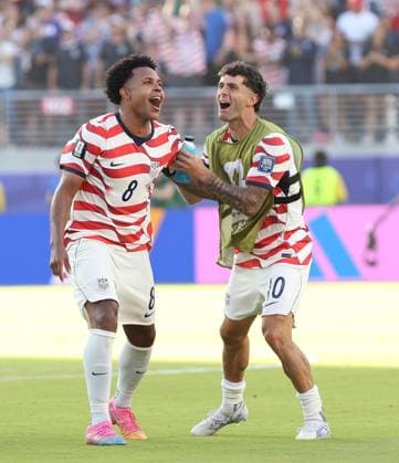 . - United States Of America v Bosnia and Herzegovina, FIFA World Cup, WM, Weltmeisterschaft, Fussball 2026, Round Of 32, Levi Stadium, San Francisco Stadium, Santa Clara, California, USA, 1st July 2026. DC Photos Crystal Pix Weston McKennie & Christian Pulisic of United States men s national soccer team celebrate the 2-0 victory at the full time whistle. - United States Of America v Bosnia and Herzegovina, FiFA World Cup 2026, Round Of 32, Levi Stadium, San Francisco Stadium, Santa Clara, California, USA, 1st July 2026. DC Photos Crystal Pix Santa Clara San Francisco Stadium United States Of America Copyright: xDCxPhotosx CP_United_States_Bosnia_010726_DC_46