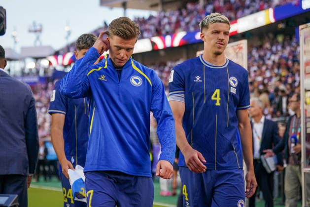 USA: Fußball FIFA World Cup, WM, Weltmeisterschaft, Fussball 2026, Sechzehntelfinale - USA vs Bosnien - Herzegowina im Levi™s Stadium (Santa Clara, San Francisco Bay Area, Kalifornien): Amar DediÄ‡ Amar Dedic (Bosnien und Herzegowina 7) Tarik MuharemoviÄ‡ Tarik Muharemovic (Bosnien und Herzegowina 4) Enttäuschung, Trauer, Niederlage, Ausgeschieden, Mimik *** USA Soccer 2026 FIFA World Cup, Round of 32: USA vs. Bosnia and Herzegovina at Levi’s Stadium in Santa Clara, San Francisco Bay Area, California Amar Dedic Amar Dedic, Bosnia and Herzegovina 7; Tarik Muharemovic, Bosnia and Herzegovina 4; Disappointment, Sadness, Defeat, Eliminated, Facial Expressions Copyright: xJOERANxSTEINSIEKx