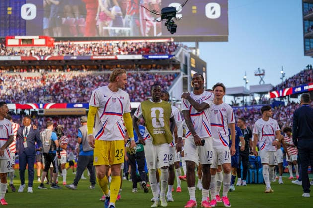 USA: Fußball FIFA World Cup, WM, Weltmeisterschaft, Fussball 2026, Sechzehntelfinale - USA vs Bosnien - Herzegowina im Levi™s Stadium (Santa Clara, San Francisco Bay Area, Kalifornien): Freude, Emotionen, Jubel Chris Brady (USA, 25) Timothy Weah (USA, 21) Haji Wright (USA, 19) Brenden Aaronson (USA, 11) *** USA Soccer FIFA World Cup 2026, Round of 32: USA vs. Bosnia and Herzegovina at Levi’s Stadium in Santa Clara, San Francisco Bay Area, California—Joy, excitement, celebration—Chris Brady (USA), 25; Timothy Weah (USA), 21; Haji Wright (USA), 19; Brenden Aaronson (USA), 11 Copyright: xJOERANxSTEINSIEKx