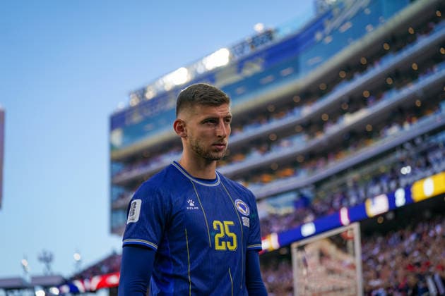 USA: Fußball FIFA World Cup, WM, Weltmeisterschaft, Fussball 2026, Sechzehntelfinale - USA vs Bosnien - Herzegowina im Levi™s Stadium (Santa Clara, San Francisco Bay Area, Kalifornien): Jovo LukiÄ‡ Jovo Lukic (Bosnien und Herzegowina 25) Enttäuschung, Trauer, Niederlage, Ausgeschieden, Mimik *** USA Soccer 2026 FIFA World Cup, Round of 32: USA vs. Bosnia and Herzegovina at Levi’s Stadium in Santa Clara, San Francisco Bay Area, California; Jovo Lukic, Bosnia and Herzegovina, 25; disappointment, sadness, defeat, eliminated, facial expressions Copyright: xJOERANxSTEINSIEKx