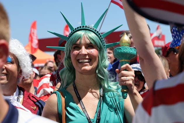 FIFA World Cup, WM, Weltmeisterschaft, Fussball 2026 - Round of 32 - USA vs Bosnia and Herzegovina epaselect A supporter of the US dressed as Lady Liberty smiles ahead of the FIFA World Cup 2026 Round of 32 match USA against Bosnia and Herzegovina, in San Francisco, Califronia, USA, 01 July 2026. SANTA CLARA United States  Copyright: xBENJAMINxFANJOYx