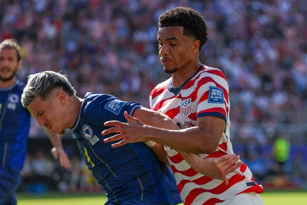 July 1, 2026, Santa Clara, California, USA: Malik Tillman (17) of United States of America and Tarik Muharemovic (4) of Bosnia and Herzegovina battle for a ball during the FIFA World Cup, WM, Weltmeisterschaft, Fussball 2026 Round of 32 match between USA and Bosnia and Herzegovina Santa Clara USA - ZUMAa257 20260701_zsp_a257_075 Copyright: xChrisxArjoonx