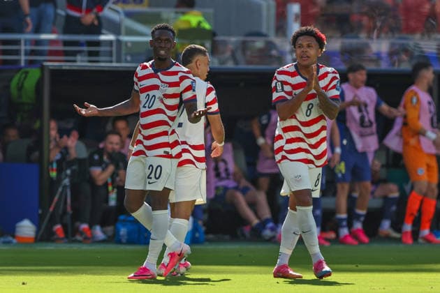 July 1, 2026, Santa Clara, California, USA: Folarin Balogun (20) of United States of America and Weston McKennie (8) of United States of America react to a disallowed goal scored during the FIFA World Cup, WM, Weltmeisterschaft, Fussball 2026 Round of 32 match between USA and Bosnia and Herzegovina Santa Clara USA - ZUMAa257 20260701_zsp_a257_078 Copyright: xChrisxArjoonx