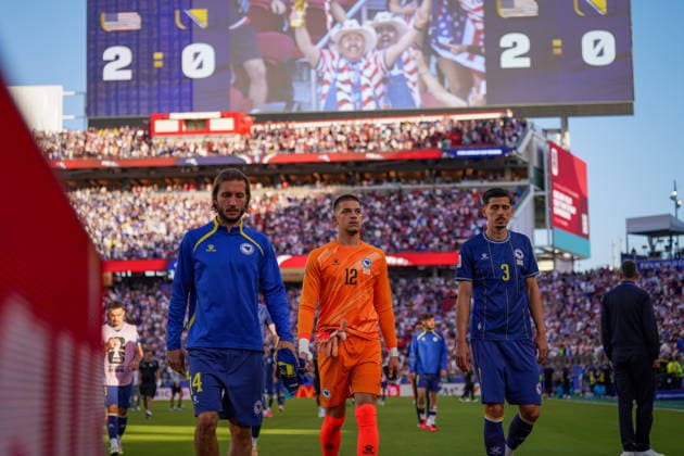 USA: Fußball FIFA World Cup, WM, Weltmeisterschaft, Fussball 2026, Sechzehntelfinale - USA vs Bosnien - Herzegowina im Levi™s Stadium (Santa Clara, San Francisco Bay Area, Kalifornien): Ivan Å unjiÄ‡ Ivan Sunjic (Bosnien und Herzegowina 14) Mladen Jurkas (Bosnien und Herzegowina 12) Dennis HadÅ¾ikaduniÄ‡ Dennis Hadzikadunic (Bosnien und Herzegowina 3) Enttäuschung, Trauer, Niederlage, Ausgeschieden, Mimik *** USA Soccer 2026 FIFA World Cup, Round of 32: USA vs. Bosnia and Herzegovina at Levi’s Stadium in Santa Clara, San Francisco Bay Area, California Ivan äunjic Ivan Sunjic Bosnia and Herzegovina 14 Mladen Jurkas Bosnia and Herzegovina 12 Dennis Hadžikadunic Bosnia and Herzegovina 3 Disappointment, Sadness, Defeat, Eliminated, Facial Expressions Copyright: xJOERANxSTEINSIEKx