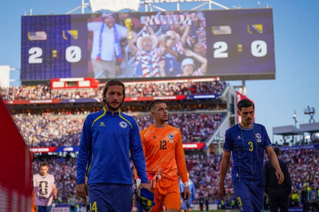 USA: Fußball FIFA World Cup, WM, Weltmeisterschaft, Fussball 2026, Sechzehntelfinale - USA vs Bosnien - Herzegowina im Levi™s Stadium (Santa Clara, San Francisco Bay Area, Kalifornien): Ivan Å unjiÄ‡ Ivan Sunjic (Bosnien und Herzegowina 14) Mladen Jurkas (Bosnien und Herzegowina 12) Dennis HadÅ¾ikaduniÄ‡ Dennis Hadzikadunic (Bosnien und Herzegowina 3) Enttäuschung, Trauer, Niederlage, Ausgeschieden, Mimik *** USA Soccer 2026 FIFA World Cup, Round of 32: USA vs. Bosnia and Herzegovina at Levi’s Stadium in Santa Clara, San Francisco Bay Area, California Ivan äunjic Ivan Sunjic Bosnia and Herzegovina 14 Mladen Jurkas Bosnia and Herzegovina 12 Dennis Hadžikadunic Bosnia and Herzegovina 3 Disappointment, Sadness, Defeat, Eliminated, Facial Expressions Copyright: xJOERANxSTEINSIEKx