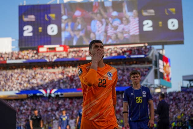 USA: Fußball FIFA World Cup, WM, Weltmeisterschaft, Fussball 2026, Sechzehntelfinale - USA vs Bosnien - Herzegowina im Levi™s Stadium (Santa Clara, San Francisco Bay Area, Kalifornien): Martin ZlomisliÄ‡ Martin Zlomislic (Bosnien und Herzegowina 22) Enttäuschung, Trauer, Niederlage, Ausgeschieden, Mimik *** USA Soccer FIFA World Cup 2026, Round of 32: USA vs. Bosnia and Herzegovina at Levi’s Stadium in Santa Clara, San Francisco Bay Area, California; Martin Zlomislic; Bosnia and Herzegovina 22; disappointment, sadness, defeat, eliminated, facial expressions Copyright: xJOERANxSTEINSIEKx