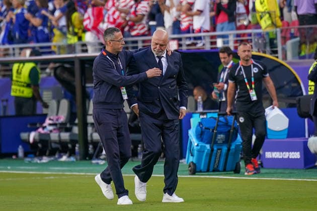 USA: Fußball FIFA World Cup, WM, Weltmeisterschaft, Fussball 2026, Sechzehntelfinale - USA vs Bosnien - Herzegowina im Levi™s Stadium (Santa Clara, San Francisco Bay Area, Kalifornien): Sergej Barbarez (Trainer Bosnien und Herzegowina) Enttäuschung, Trauer, Niederlage, Ausgeschieden, Mimik, Tränen *** USA Soccer FIFA World Cup 2026, Round of 32: USA vs. Bosnia and Herzegovina at Levi’s Stadium in Santa Clara, San Francisco Bay Area, California; Sergej Barbarez, coach of Bosnia and Herzegovina; disappointment, sadness, defeat, elimination, facial expressions, tears Copyright: xJOERANxSTEINSIEKx