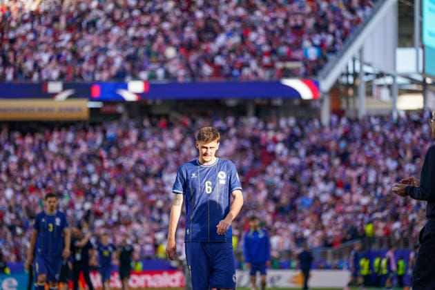 USA: Fußball FIFA World Cup, WM, Weltmeisterschaft, Fussball 2026, Sechzehntelfinale - USA vs Bosnien - Herzegowina im Levi™s Stadium (Santa Clara, San Francisco Bay Area, Kalifornien): Benjamin TahiroviÄ‡ Benjamin Tahirovic (Bosnien und Herzegowina 6) Enttäuschung, Trauer, Niederlage, Ausgeschieden, Mimik *** USA Soccer FIFA World Cup 2026, Round of 32: USA vs. Bosnia and Herzegovina at Levi’s Stadium in Santa Clara, San Francisco Bay Area, California; Benjamin Tahirovic; Bosnia and Herzegovina 6; Disappointment, Sadness, Defeat, Eliminated, Facial Expressions Copyright: xJOERANxSTEINSIEKx