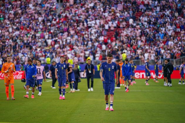 USA: Fußball FIFA World Cup, WM, Weltmeisterschaft, Fussball 2026, Sechzehntelfinale - USA vs Bosnien - Herzegowina im Levi™s Stadium (Santa Clara, San Francisco Bay Area, Kalifornien): Benjamin TahiroviÄ‡ Benjamin Tahirovic (Bosnien und Herzegowina 6) Dennis HadÅ¾ikaduniÄ‡ Dennis Hadzikadunic (Bosnien und Herzegowina 3) Mladen Jurkas (Bosnien und Herzegowina 12) und weitere Spieler Enttäuschung, Trauer, Niederlage, Ausgeschieden, Mimik *** 2026 FIFA World Cup USA, Round of 32: USA vs. Bosnia and Herzegovina at Levi’s Stadium in Santa Clara, San Francisco Bay Area, California Benjamin Tahirovic Benjamin Tahirovic Bosnia and Herzegovina 6 Dennis Hadžikadunic Bosnia and Herzegovina 3 Mladen Jurkas Bosnia and Herzegovina 12 and other players Disappointment, Sadness, Defeat, Eliminated, Facial Expressions Copyright: xJOERANxSTEINSIEKx