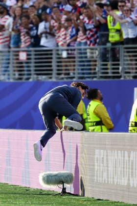 July 1, 2026, Santa Clara, California, USA: Santa Clara, USA - July 1 2026: Coach Mauricio Pochettino of United States celebrates with fans after winning a FIFA World Cup, WM, Weltmeisterschaft, Fussball R32 match between United States and Bosnia-Herzegovina at San Francisco Bay Area Stadium Santa Clara USA - ZUMAp121 20260701_zsp_p121_110 Copyright: xChrisxPutnamx